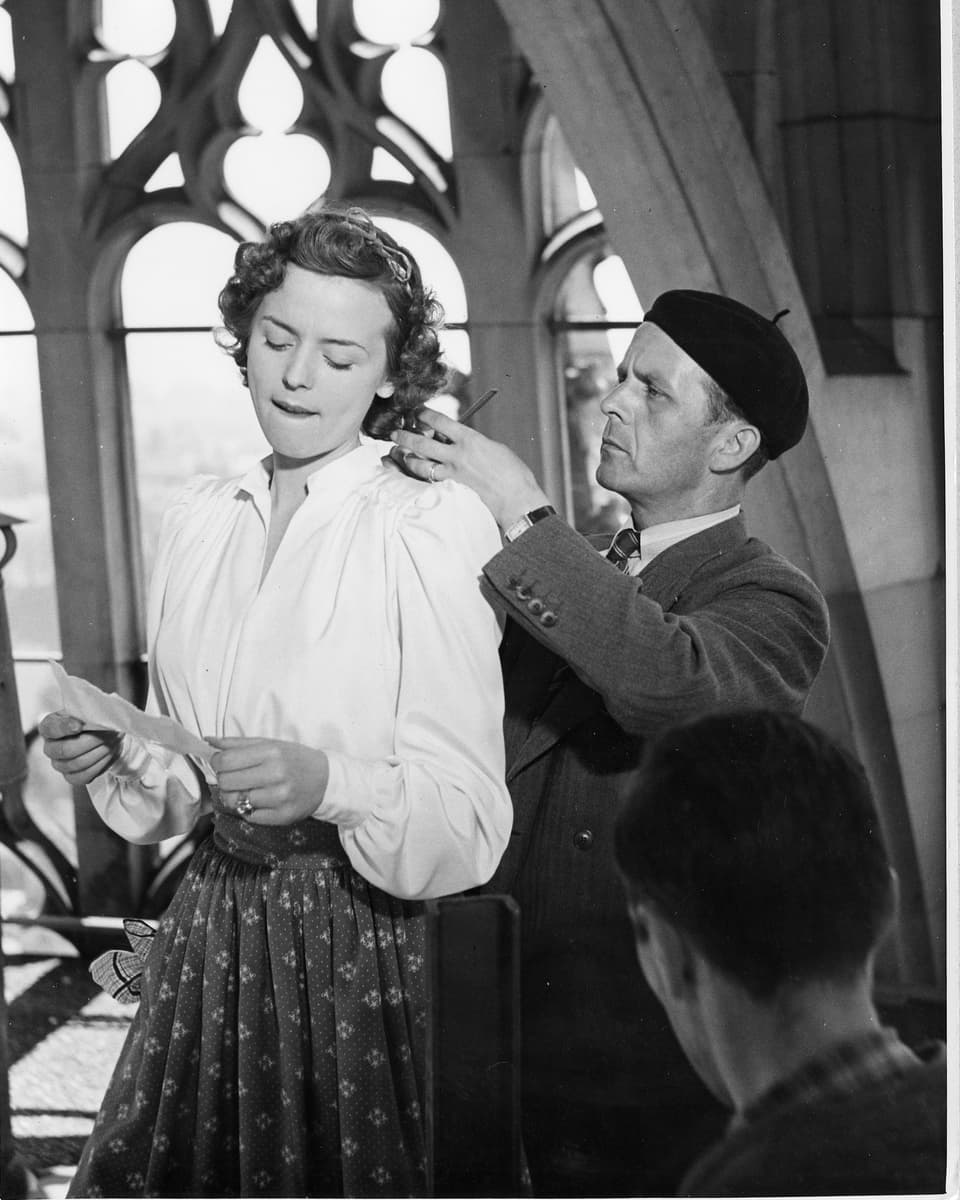 Schauspielerin Blanche Aubry studiert in einer Drehpause ihren Text während der Maskenbildner ihre Haare drapiert.