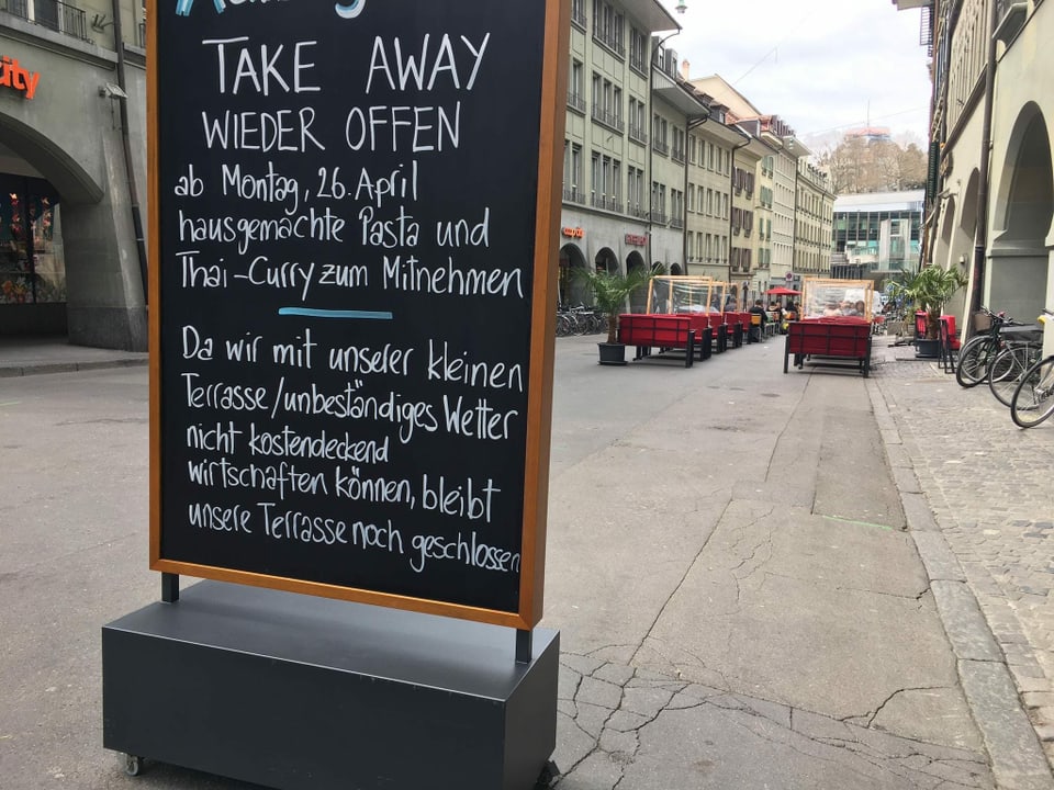 Hinweisschild in einer Gasse in Bern.