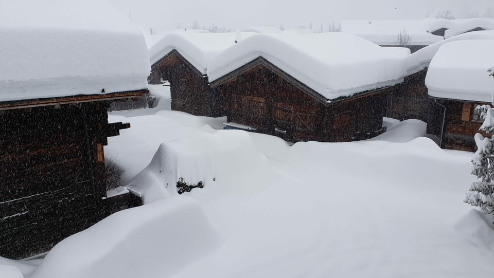Viel Schnee im Goms: In den letzten Stunden kamen grosse Neuschneemengen zusammen.