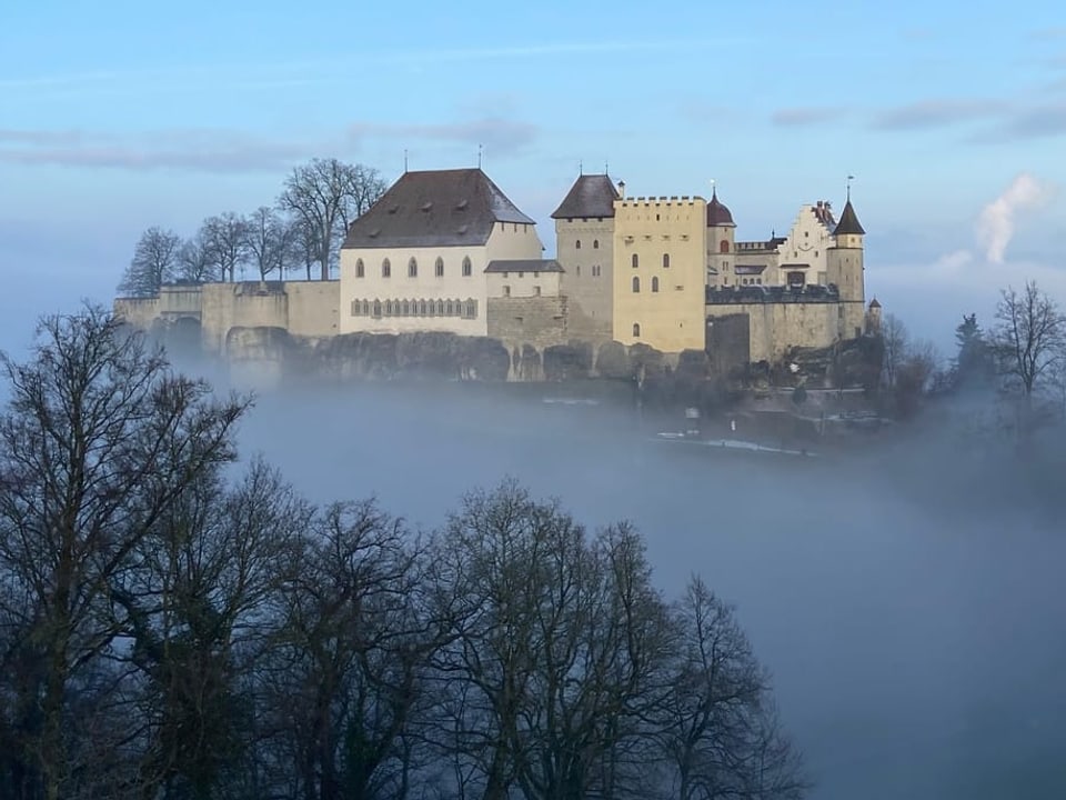 Schloss Lenzburg im Sonnenlicht