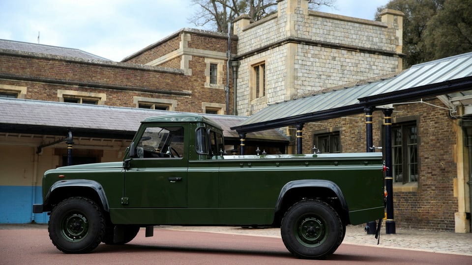 Ein grüner Land Rover mit Ladefläche