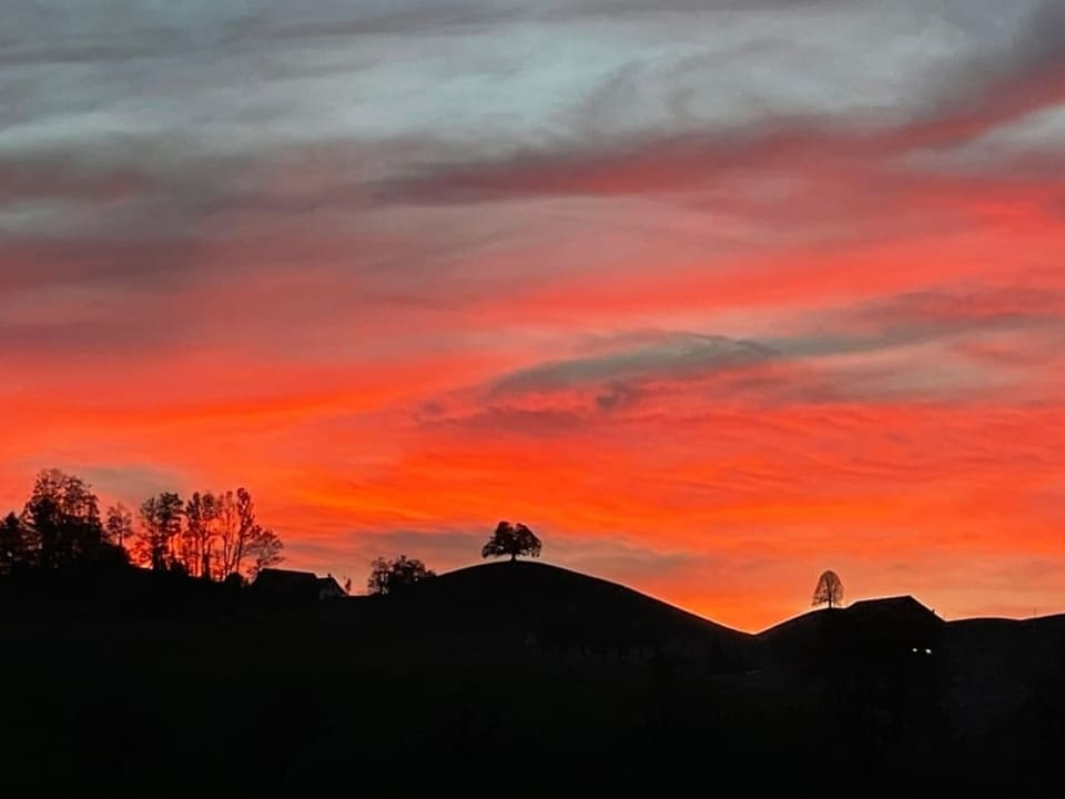 Neuheim/ZG Hügellandschaft und Morgenrot.