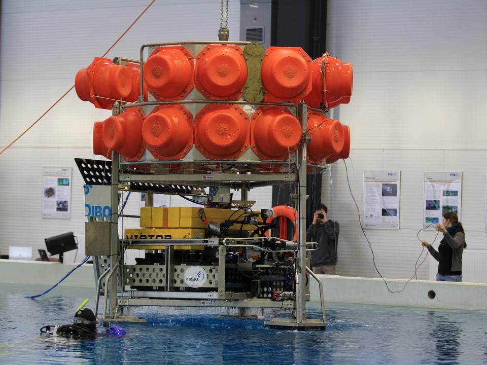 Der Roboter in seiner Garage: Der Roboter im Lander wird zu Wasser gelassen.