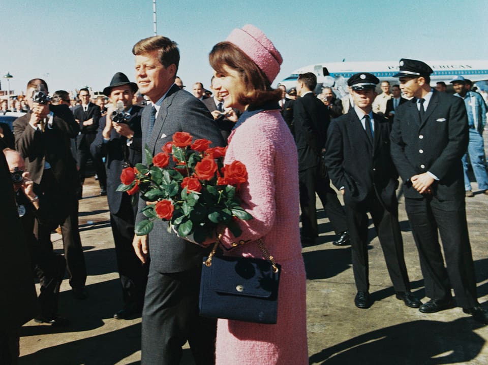 Kennedy mit Jackie auf dem Flughafen.