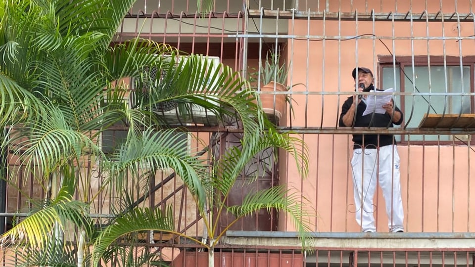 Ein Mann verliest Nachrichten auf einem Balkon im Armenviertel Chapellín in der venezolanischen Hauptstadt Caracas.
