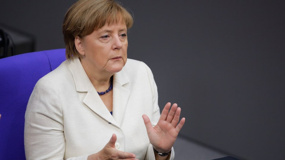 Merkel klatscht.