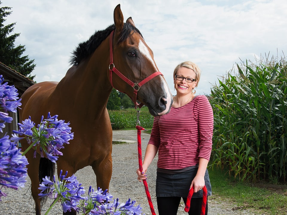 Stefanje trainiert mit ihren Pferden für Springreitwettbewerbe.