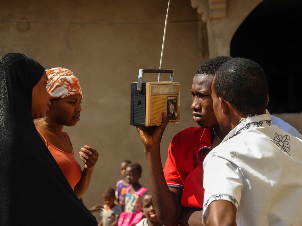 Afrikaner hören Radio.