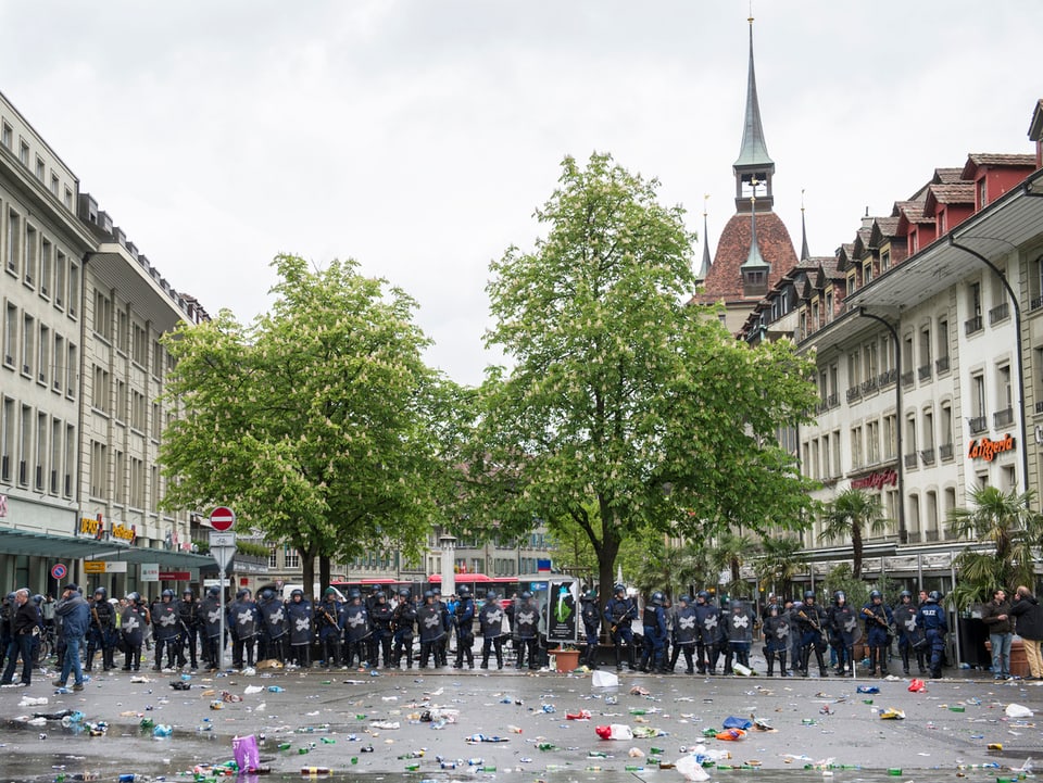 Ein Grossaufgebot der Polizei verhinderte eine Durchmischung zwischen Basler und Zürcher Fans. (keystone)