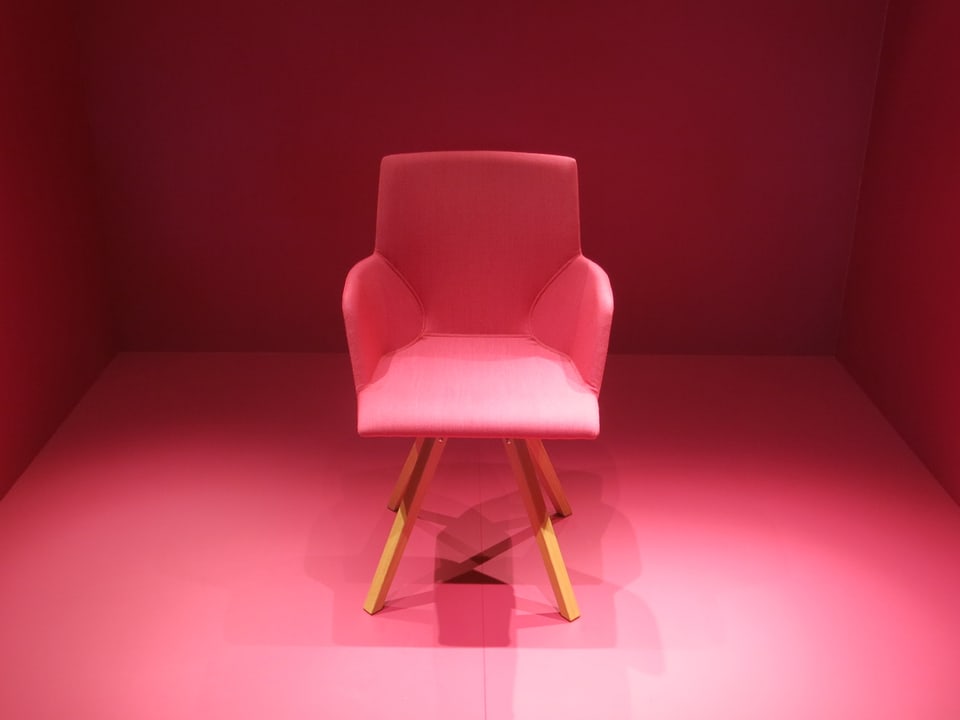 Ein pinker Stuhl steht in einem pinken Raum.