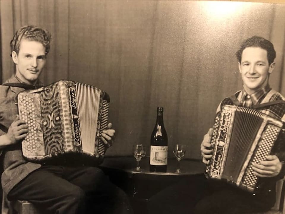 Zwei junge Akkordeonisten an einem Tisch.