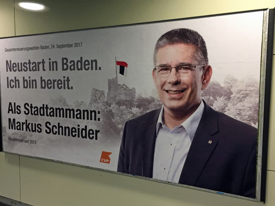 Mann auf Wahlplakat, Aufschrift Markus Schneider.