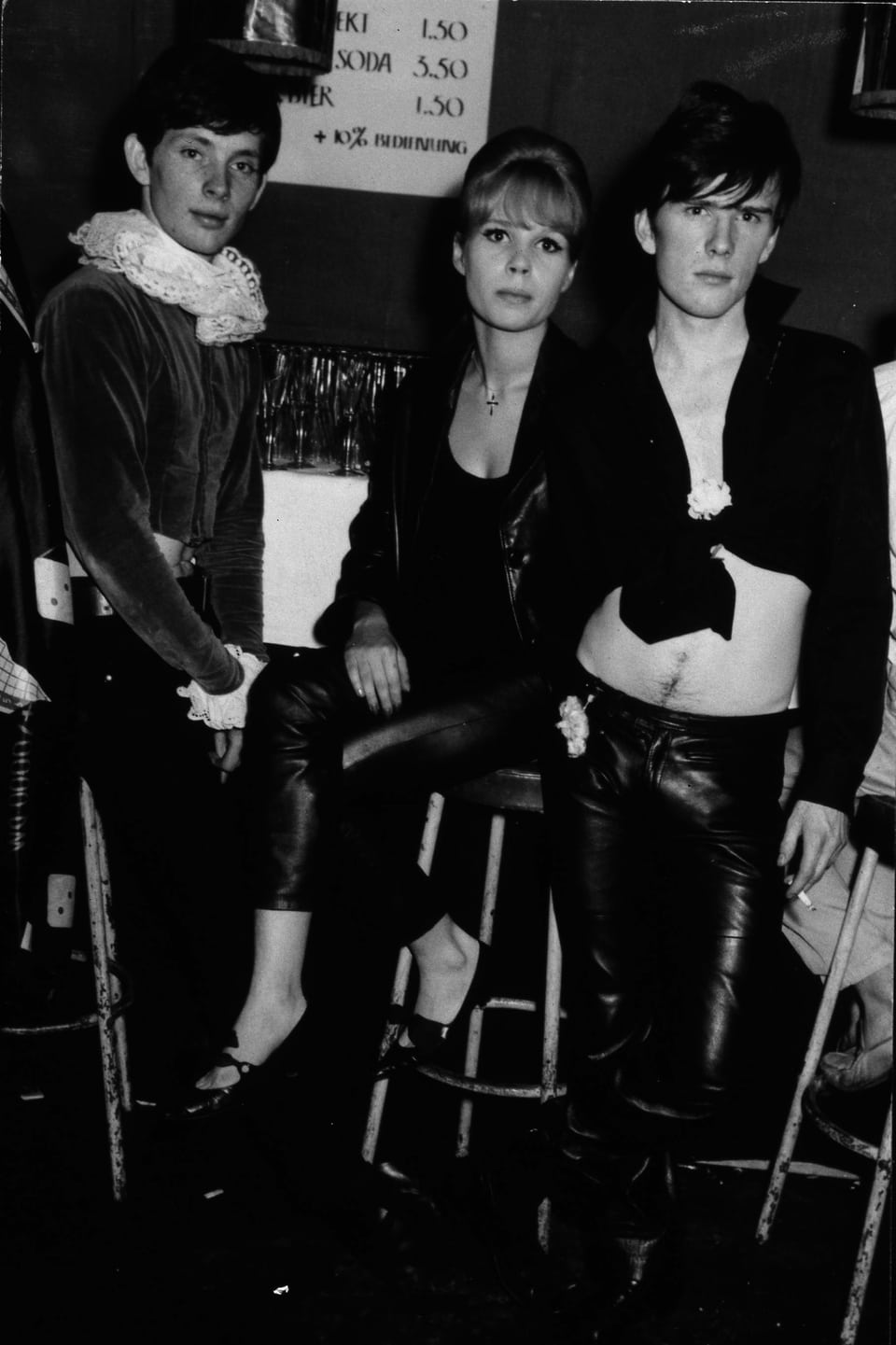 Klaus Voorman mit Astrid Kirchherr und Stu Sutcliff auf Barhockern.