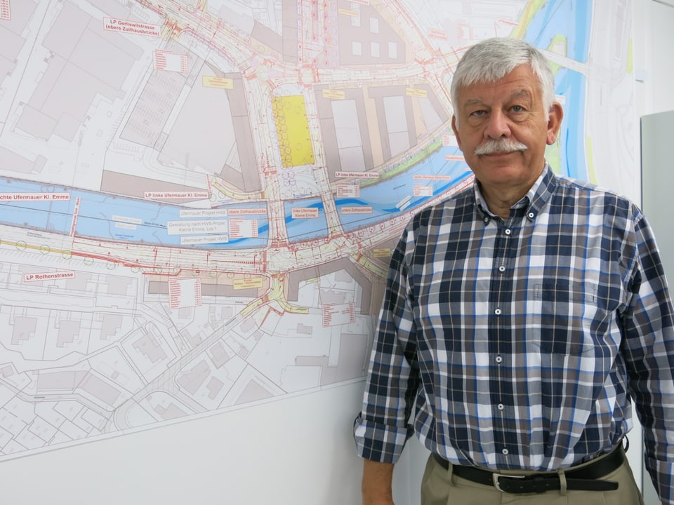 Gesamtprojektleiter Hans Peter Ramseier vor einem Plan des neugestalteten Seetalplatzes. 