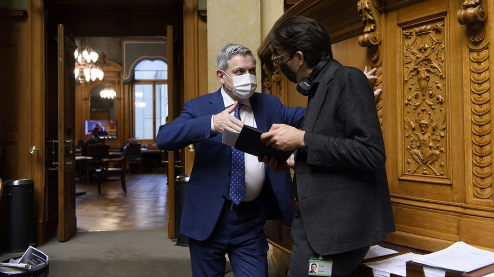 Die beiden Nationalräte Franz Grüter, links, und Gerhard Andrey  im Gespräch im Nationalratssaal, stehend und mit Maske.