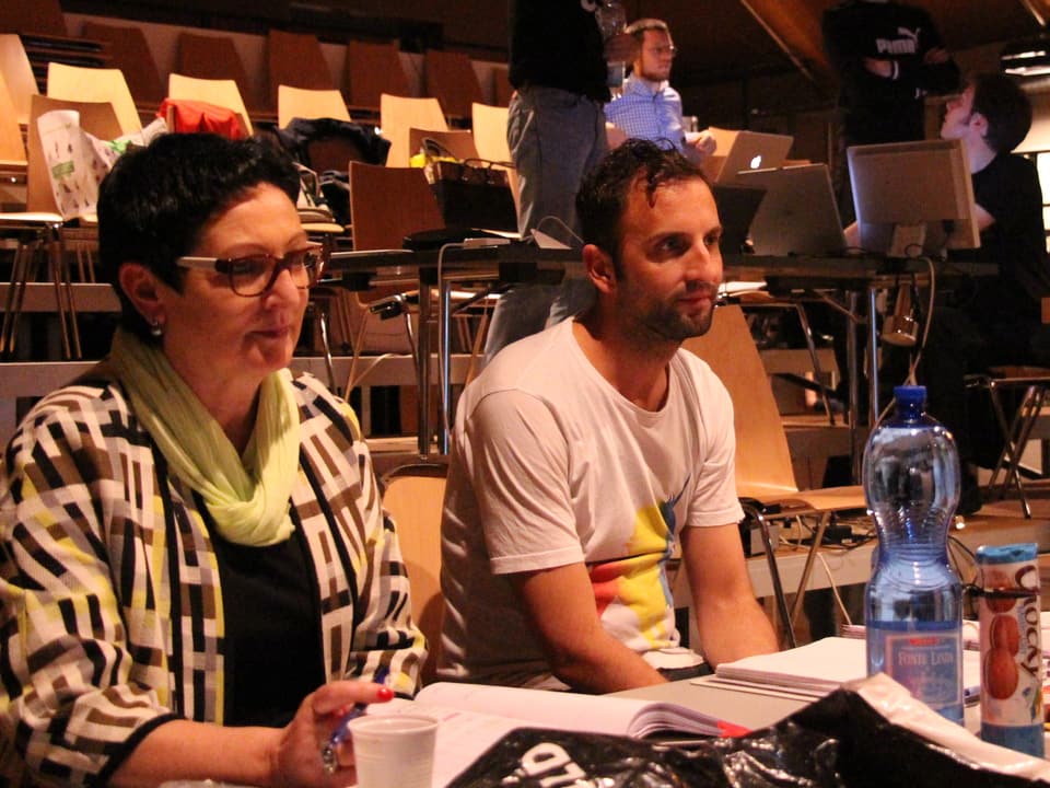 Regie-Assistentin Ruth Feubli und Regisseur Stefan Camenzind an einem Tisch.