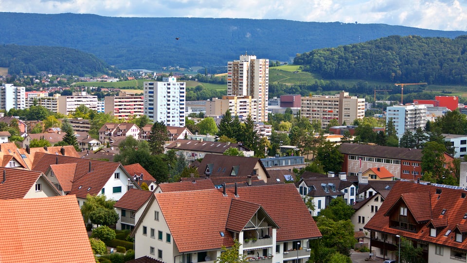 Blick auf Spreitenbach mit den typischen Hochhäusern im Hintergrund.