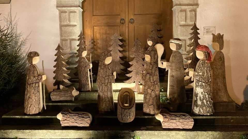 Grosse Krippenfiguren aus Holz auf der Treppe vor dem Zeughaus.