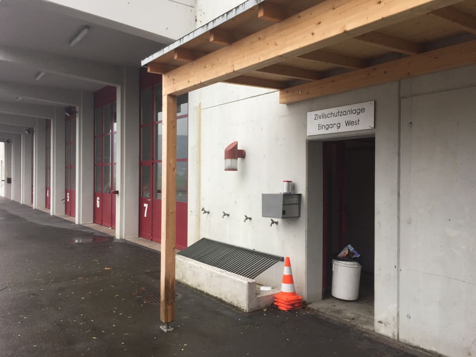 Blick auf die Türe der Zivilschutzanlage neben der Einfahrt zum Feuerwehrmagazin. 