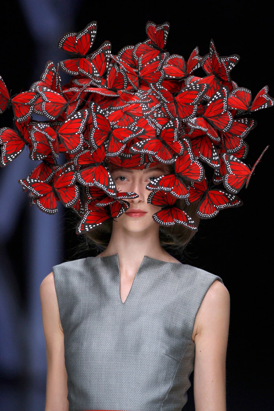 Modell Alana Zimmer mit einem Kopfschmuck aus Schmetterlingen aus handgemalten Truthahn-Federn.