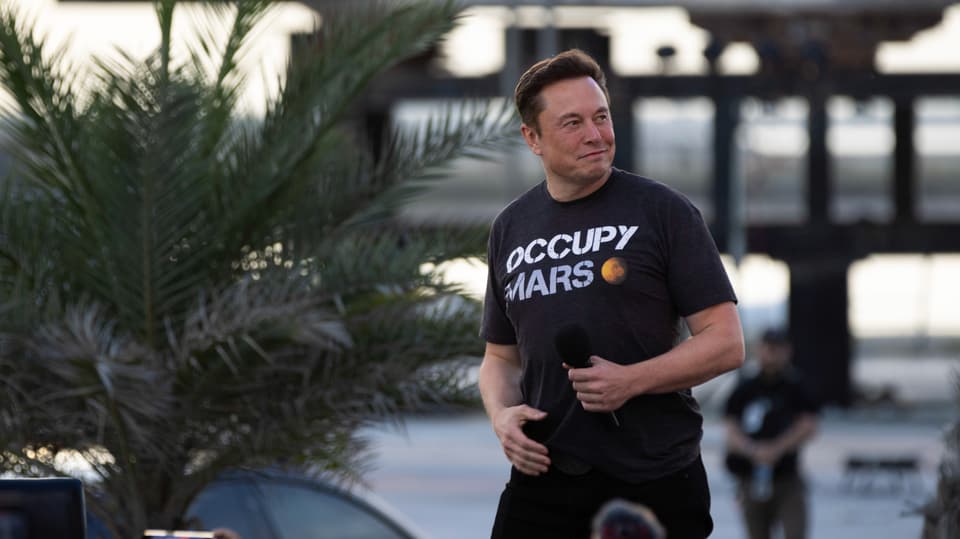 Elon Musk mit T-Shirt