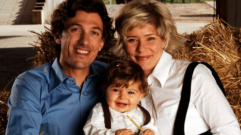 Fabian Cancellara mit seiner Frau Stefanie und einem kleinen Mädchen auf der Schoss.