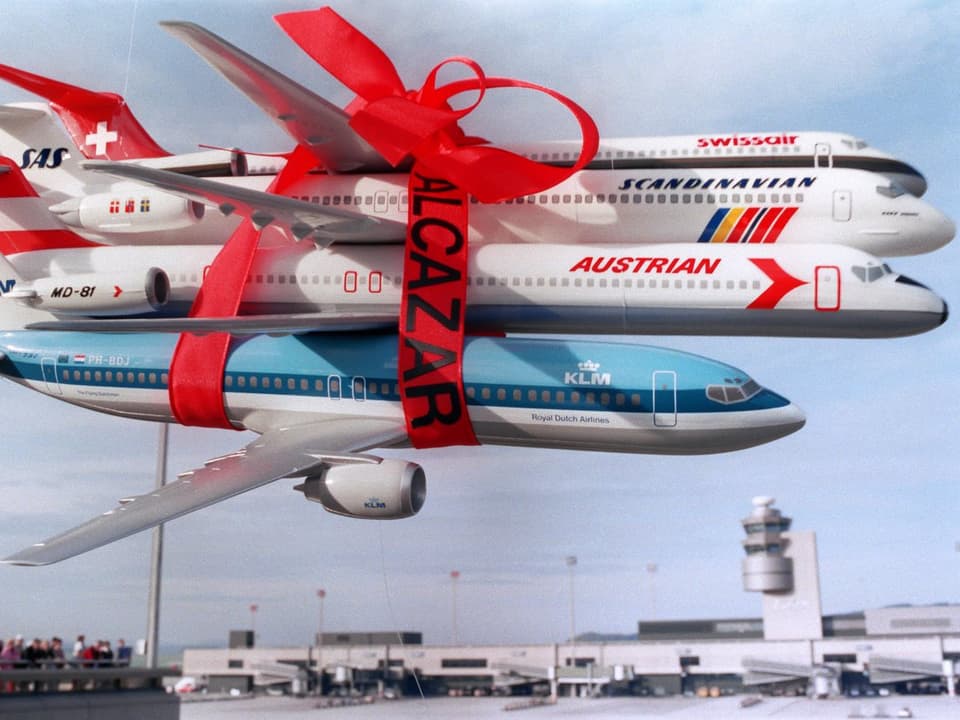 In einer Collage werden vier verschiedene Airline-Flugzeuge mit einem Geschenkbändel zusammengeschnürt.