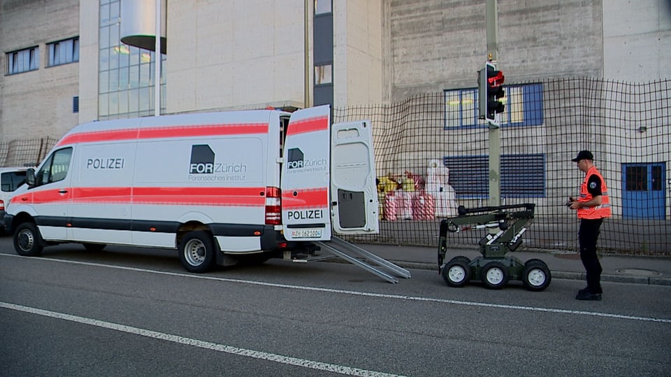 Einsatzkräfte mit dem Sprengroboter vor Ort in Winterthur.