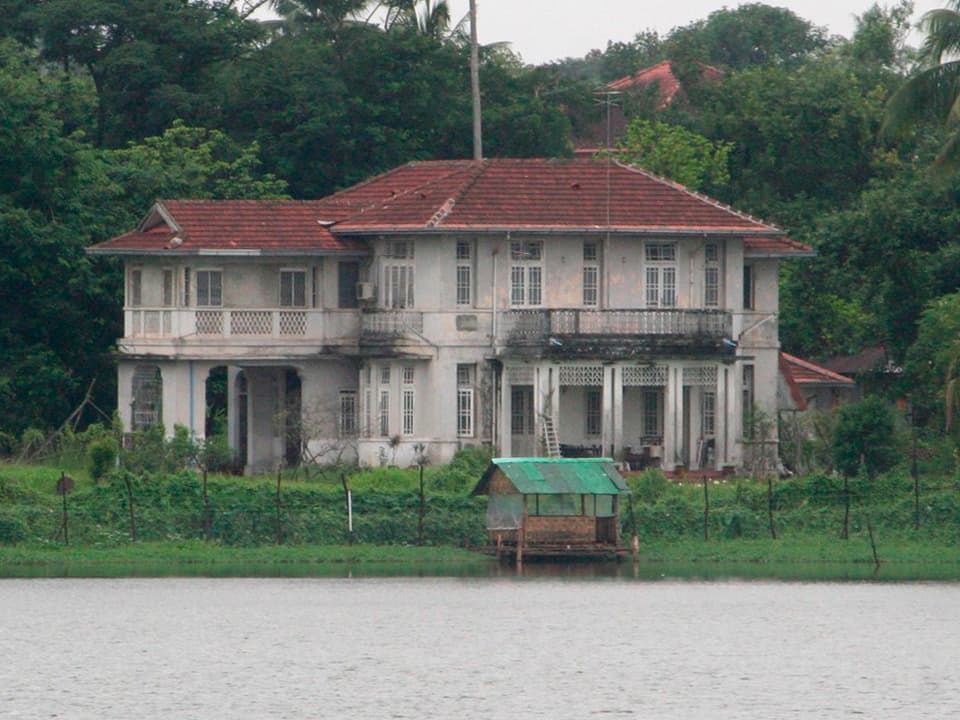 Villa an Seeufer.