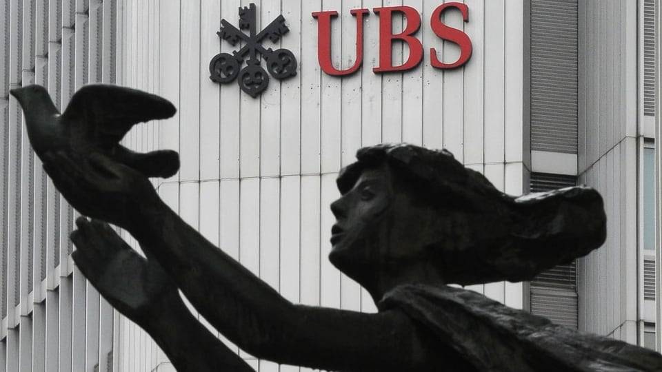 UBS-Sitz in Zürich, Skulptur davor. 