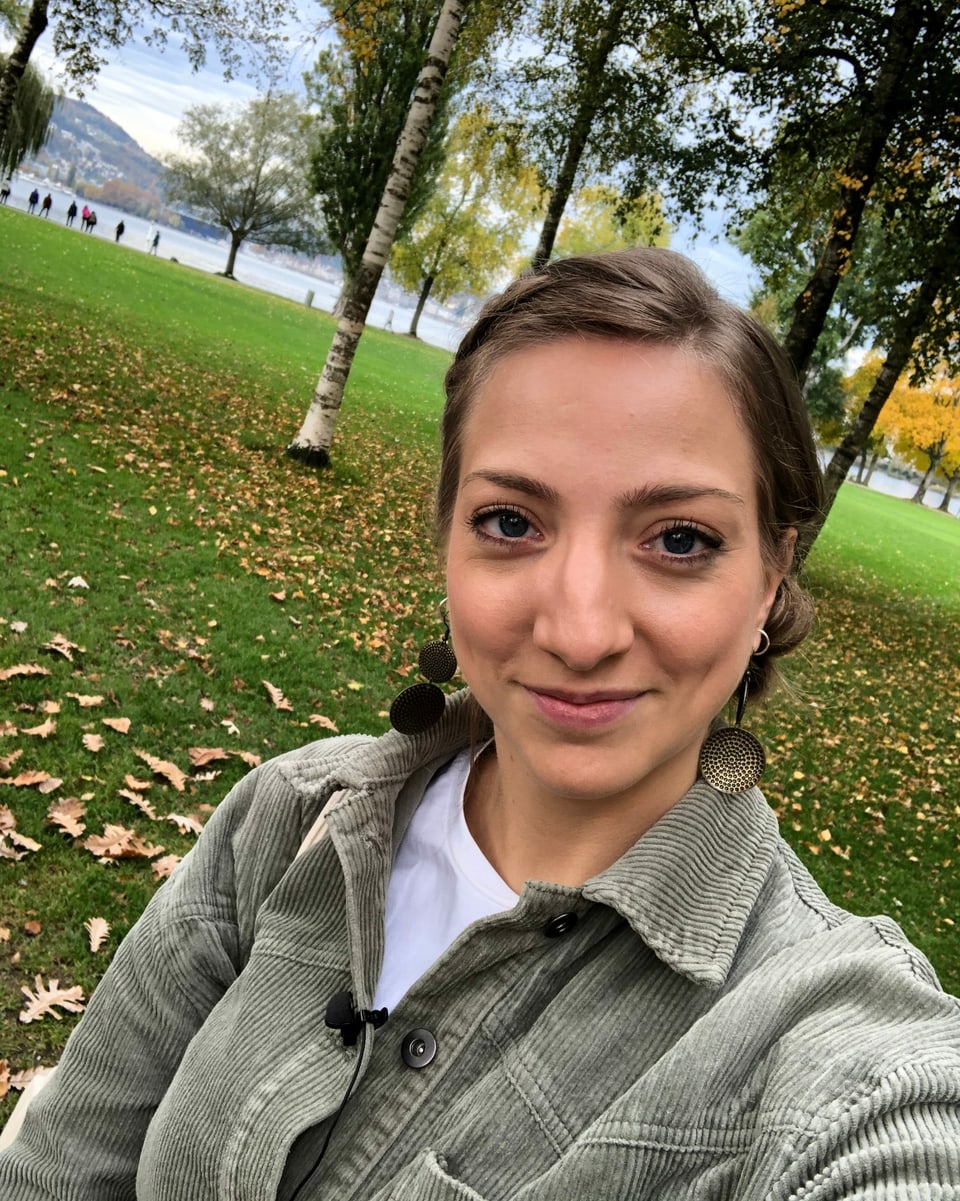 Anna Zöllig auf einem Selfie in einem Park.
