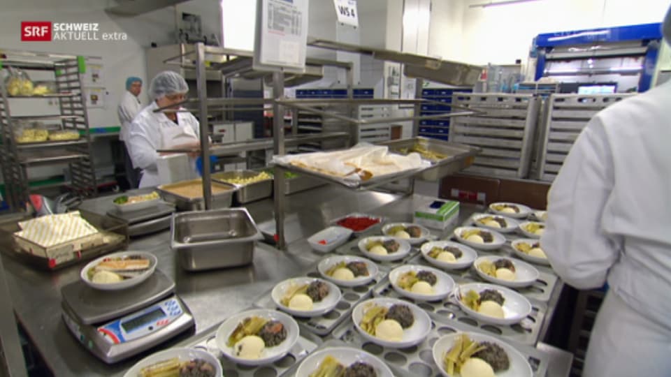 Rund um den Flughafen Gate Gourmet Dani Fohler schaut den Köchen