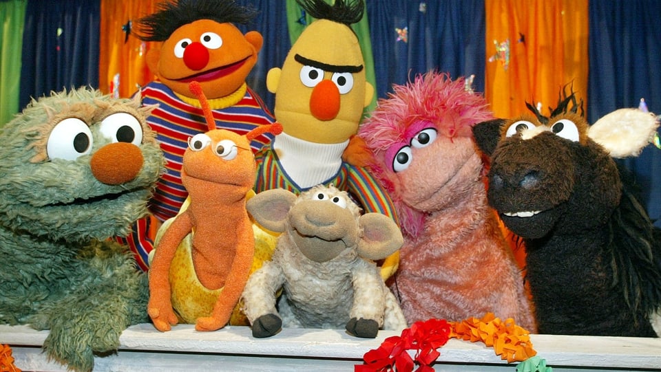 Einige der bekanntesten Puppen der «Sesamstrasse» posieren.