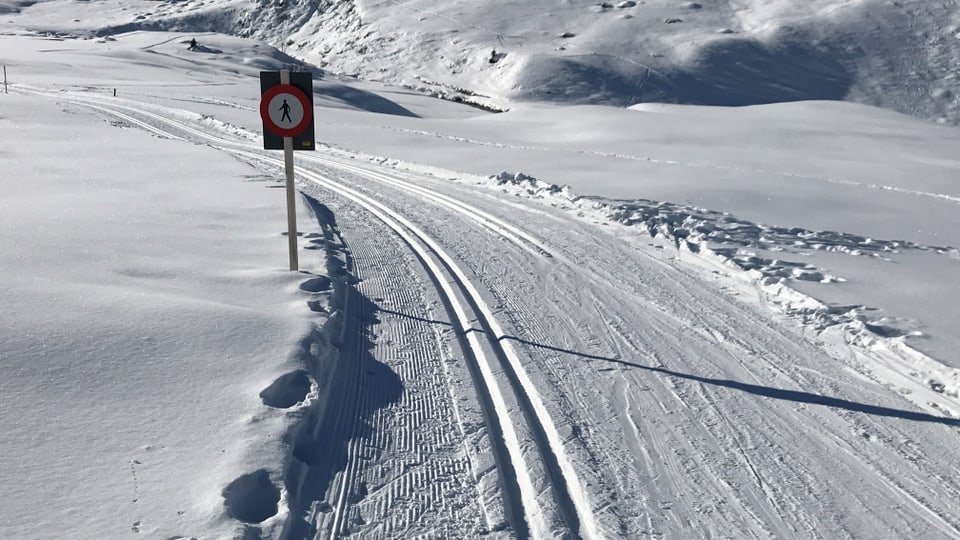 Eine Langlaufloipe in einem schneereichen Winter in Davos 2020.