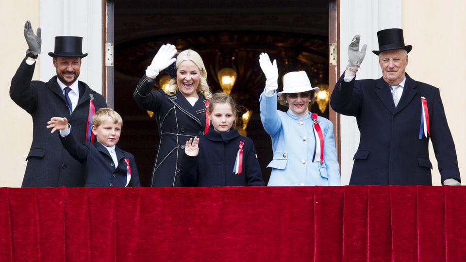 Die königliche Familie Norwegens auf dem Balkon.
