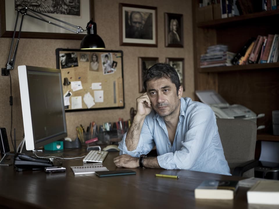 Der Regisseur Nuri Bilge Ceylan an einem Schreibtisch.