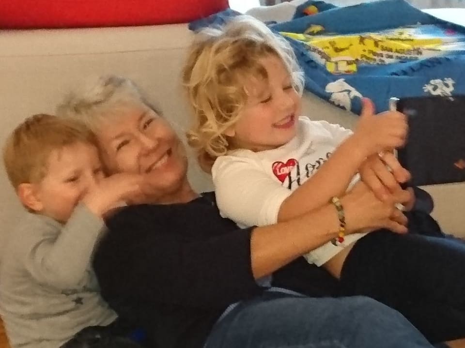  Das Bild zeigt eine stolze Grossmutte am ranglen mit zwei Enkelkindern. 