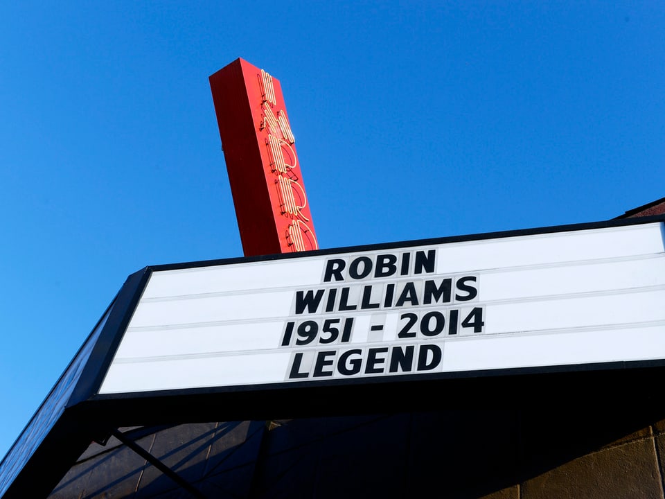 Über einem Kino steht auf der Anzeigetafel: «Robin Williams, 1951 - 2014, Legend»