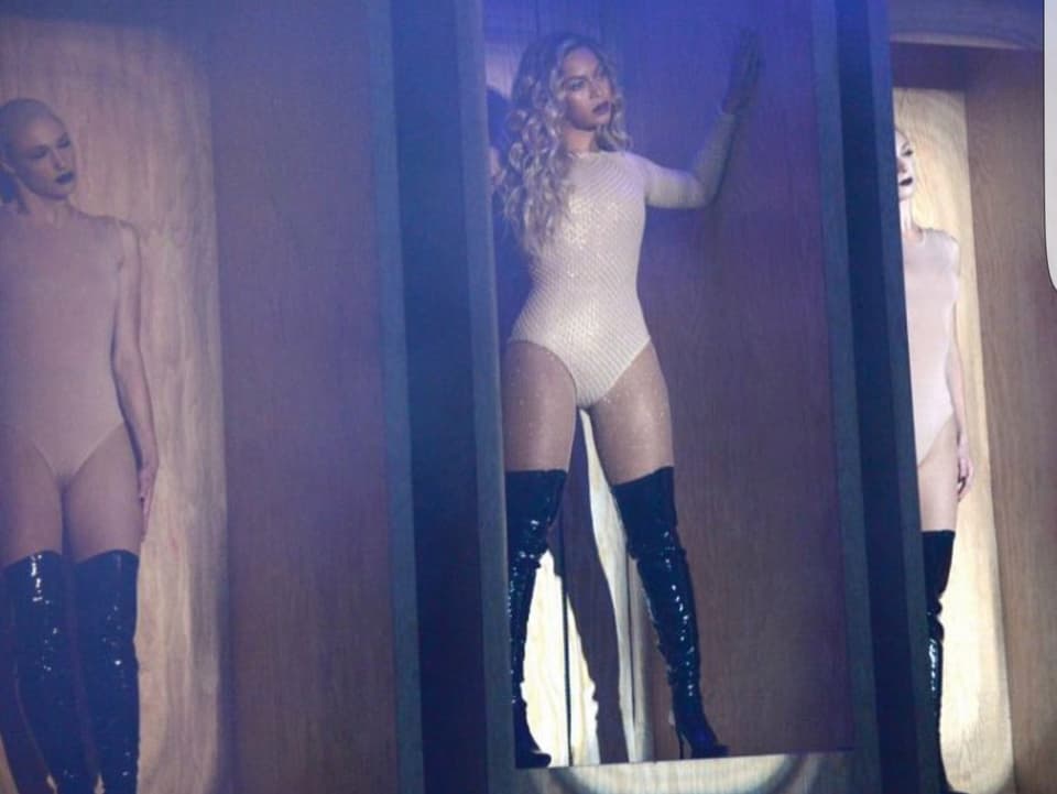 Beyoncé in Lackoverknees auf der Bühne