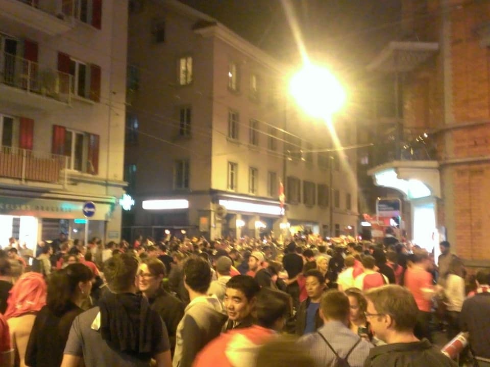 Feiernde Menschen in der Zürcher Langstrasse.