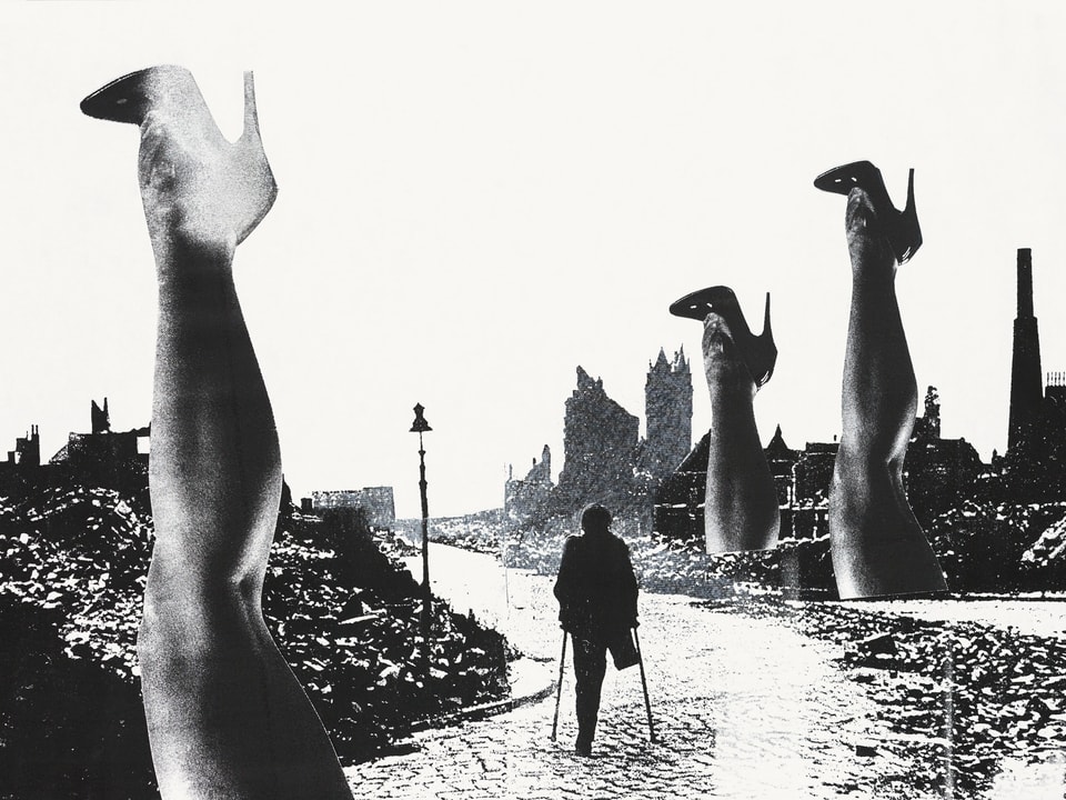 Auf einer schwarz-weissen Collage geht ein Mann mit einem amputierten Bein an Stöcken die Strasse entlang. Links und rechts von ihm ragen überdimensionale Frauenbeine mit High Heels in die Höhe.