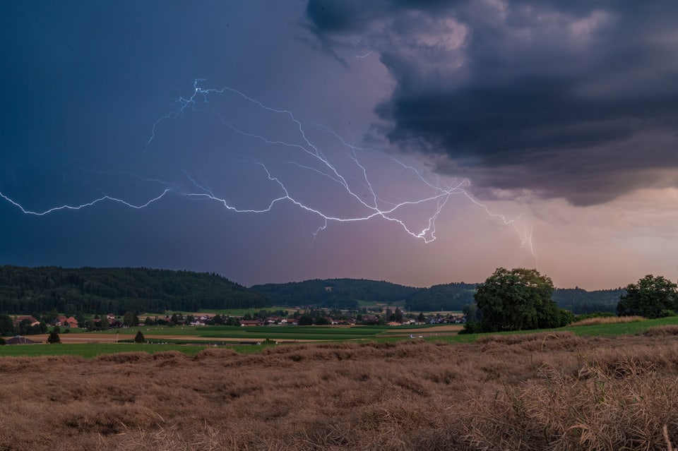 Thörigen/BE Ein Blitz über einem Feld.