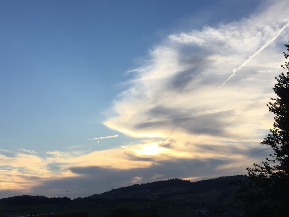 Sonnenuntergang mit Wolkenfeldern