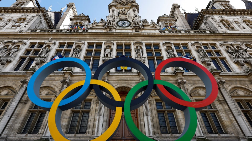 Meterhohe olympische Ringe vor dem Ratshaus in Paris