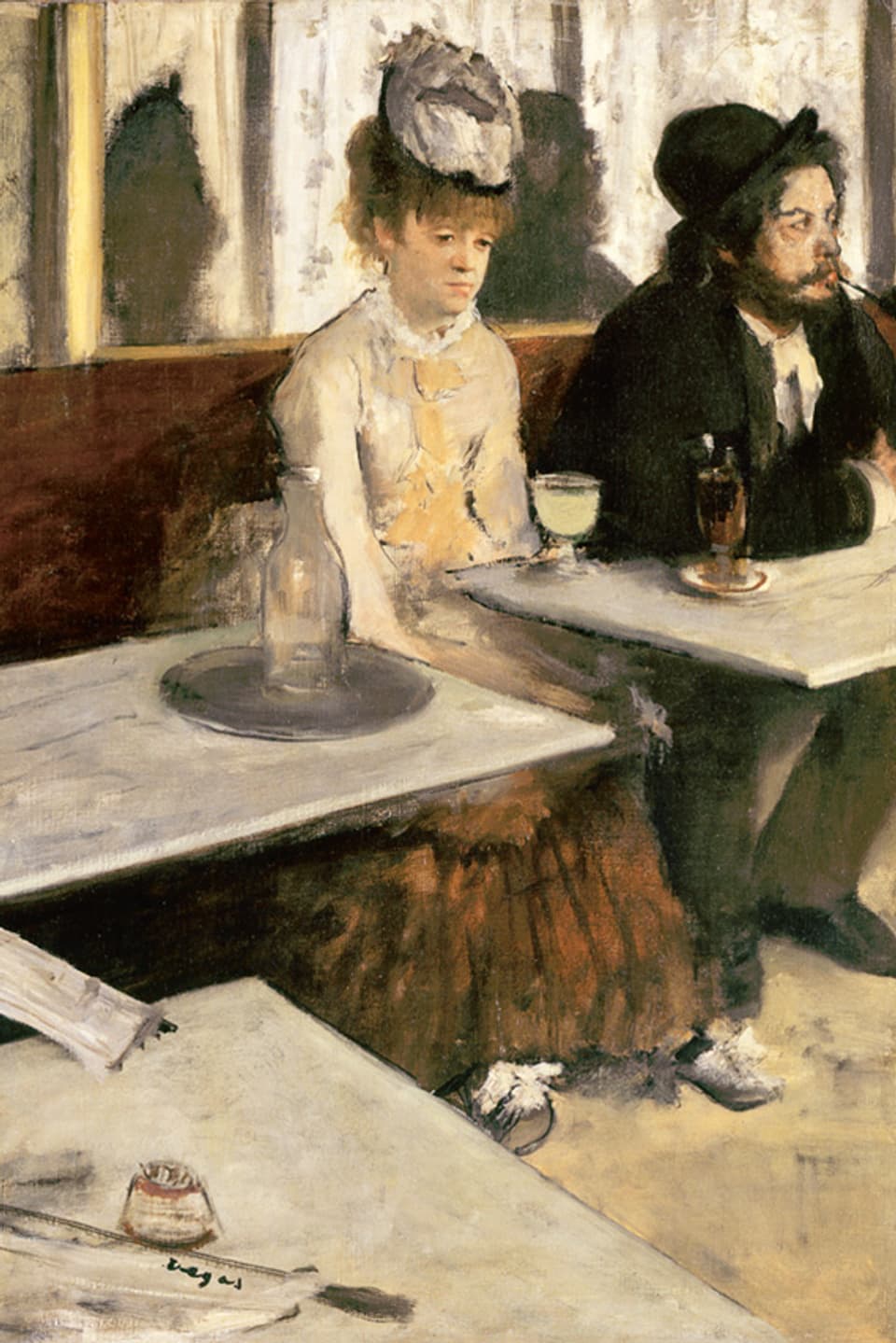 Eine Frau sitzt im Cafe vor einem Glas und starrt ins Leere.