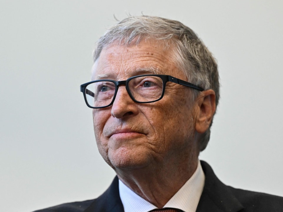 Bill Gates, ein älterer Mann mit Brille im Anzug