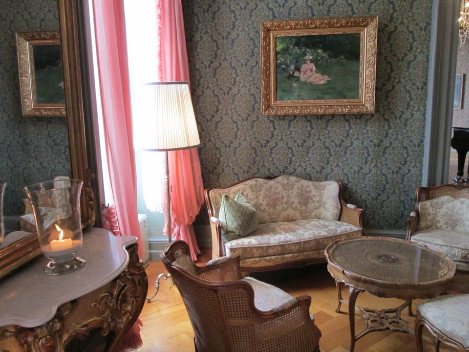 Ein Salon, eingerichtet um die Jahrhundertwende.