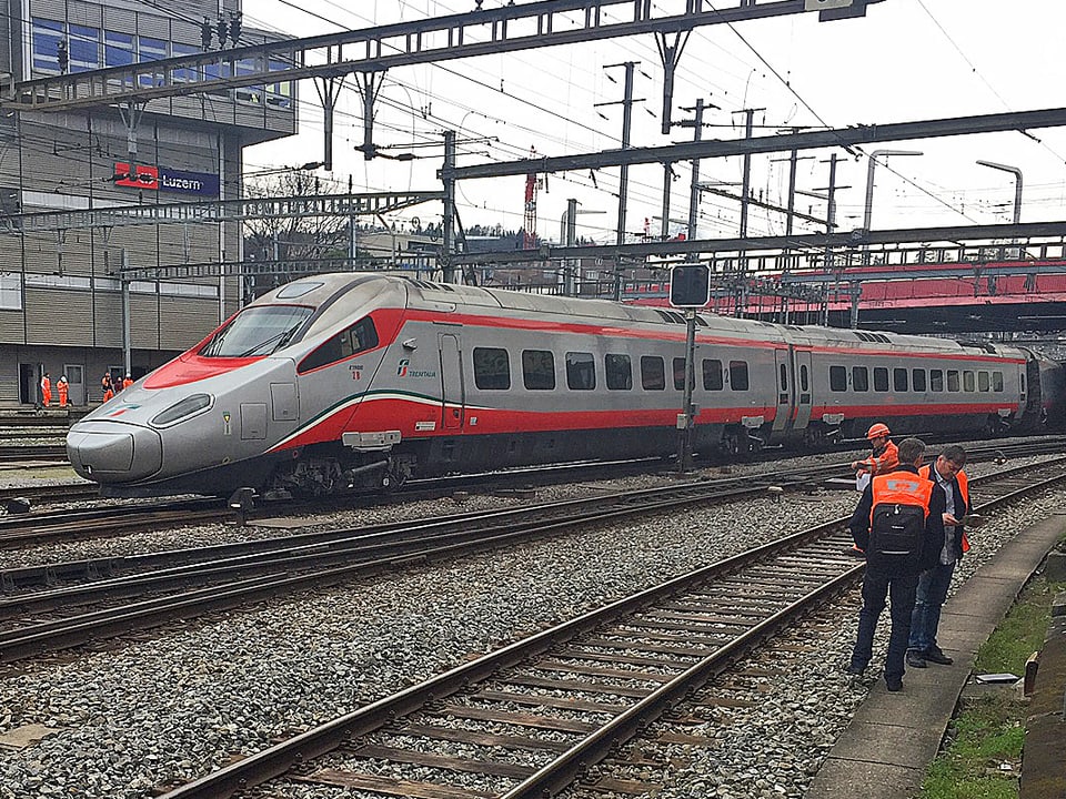 Stehende Zugskomposition eines ETR 610 im Bahnhof von Luzern.