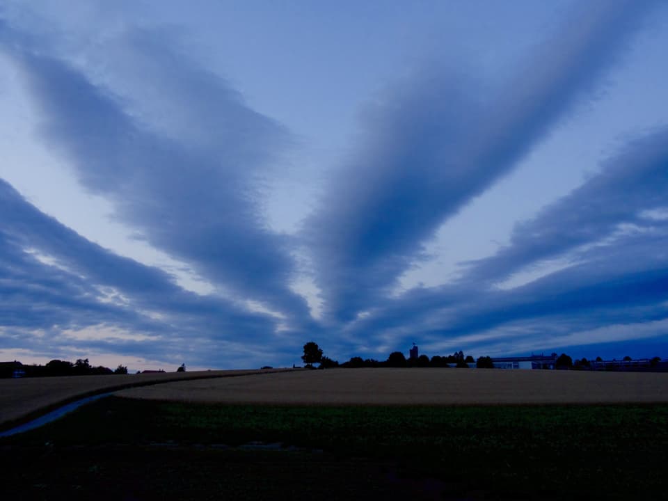 Stratiforme Wolkenbänder in der Abenddämmerung  bei Schönbühl