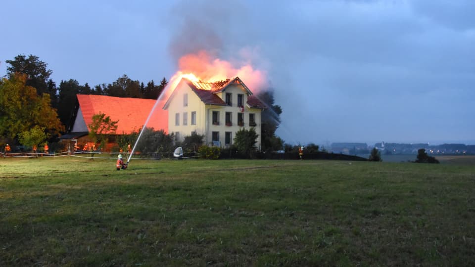 Dachstock eines Hauses brennt